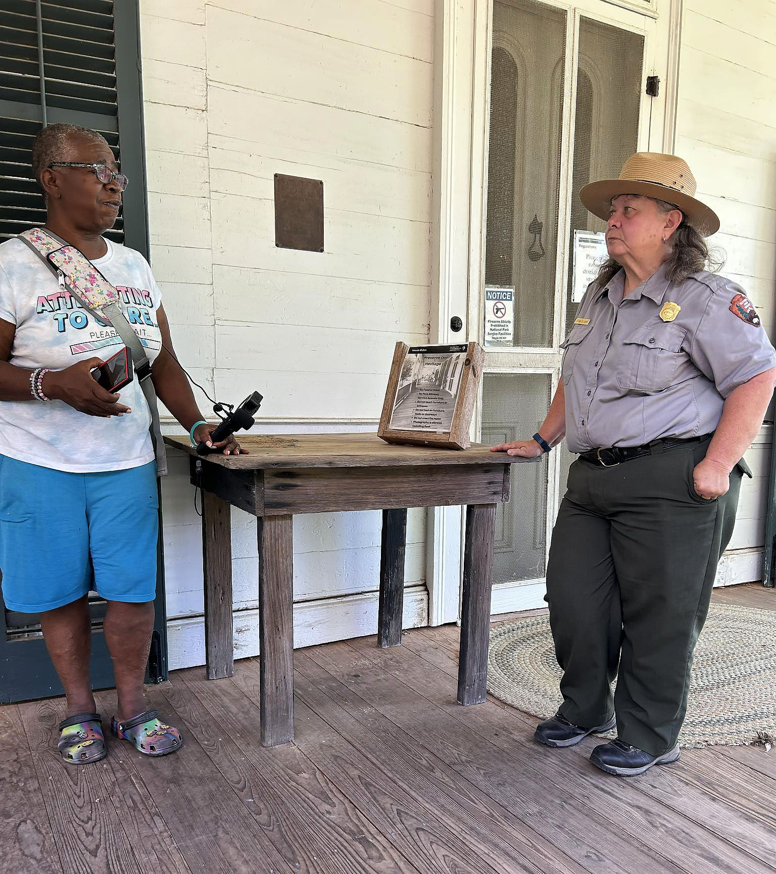 LA nachitoches oakland plantation talking w ranger nana 2.jpg